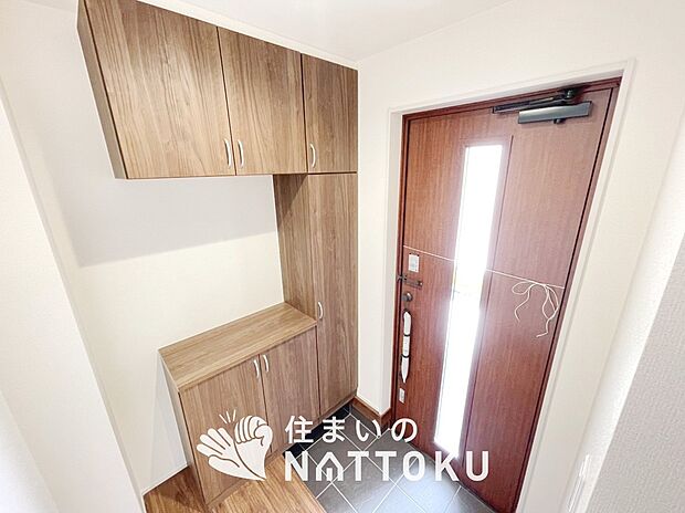 【現地写真(玄関)】玄関には、大型のシューズ収納を設置しています。