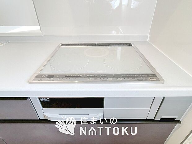 【ビルトインコンロ】フラットな構造で清掃性が高く、過熱防止センサー付3口タイプで日頃の家事も快適です。