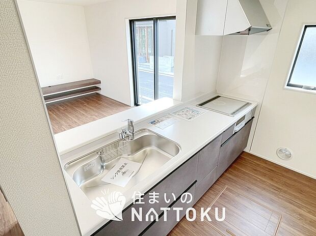 【現地写真(キッチン)】収納たっぷりのシステムキッチン、浄水器付水栓を標準装備しています。
