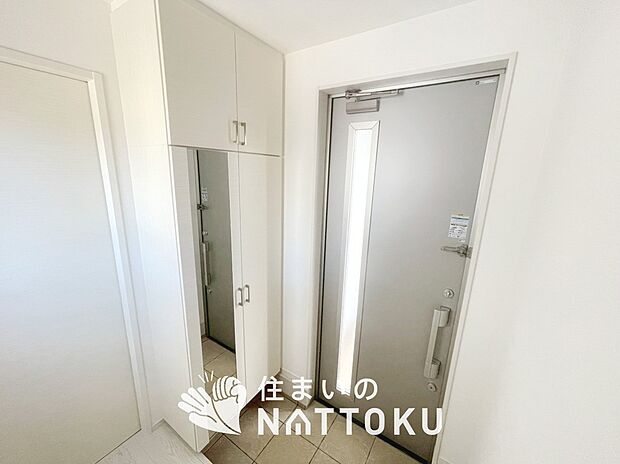 【現地写真(玄関)】玄関には、大型のシューズ収納を設置しています。