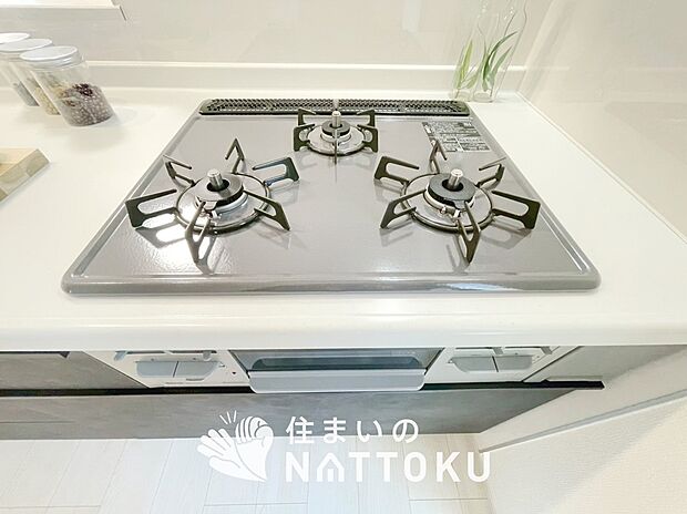 【ビルトインコンロ】フラットな構造で清掃性が高く、過熱防止センサー付３口タイプで日頃の家事も快適です。