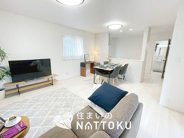 【現地写真（リビング）】フローリング材には、木目、色調など木材特有の風合いがあり、ナチュラルな美しさになっています。