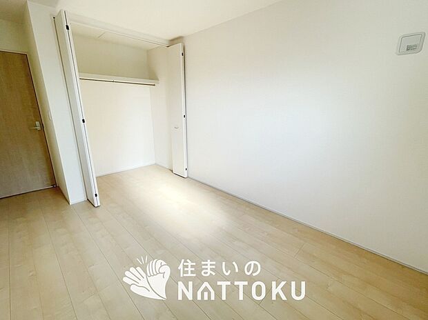 【現地写真（寝室）】木目の美しさを際立たせるシンプルデザインの建具を使用しています。