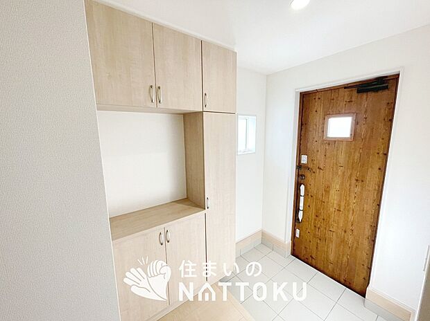 【現地写真（玄関）】玄関には、大型のシューズ収納を設置しています。
