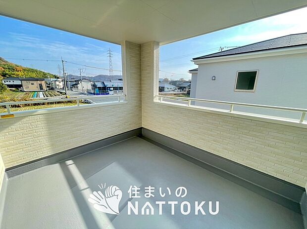 【バルコニー】奥行きが広く、洗濯物をゆったりと干せる十分な広さで、家族の洗濯も捗ります。