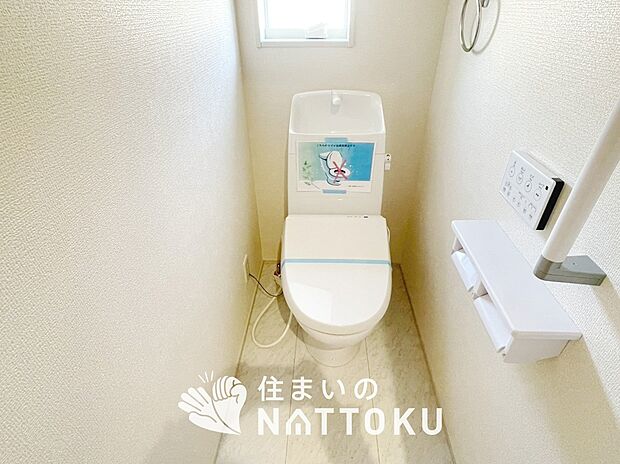 【トイレ】汚れてもサッとひと拭きでお手入れ簡単、エコ仕様の温水洗浄便座付きのトイレです。
バリアフリーにも配慮しています。

