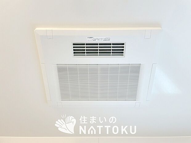 【電気式浴室暖房換気乾燥機】寒い冬場はあたたかく、暑い夏場は扇風機のような心地よさです。
雨の日は、浴室が衣類乾燥スペースになります。
