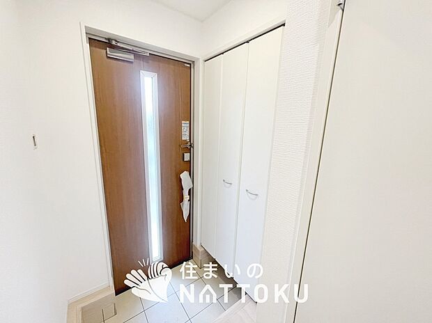 【現地写真(玄関)】玄関には、大型のシューズ収納を設置しています。