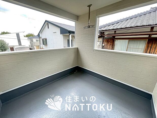 【バルコニー】奥行きが広く、洗濯物をゆったりと干せる十分な広さで、家族の洗濯も捗ります。