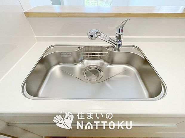 【浄水器内臓ハンドシャワー付シンク】広々とした凸型シンクに洗剤ポケットを標準装備。すっきり収納できます。
また、蛇口の先端に浄水器を内蔵しているため場所をとりません。