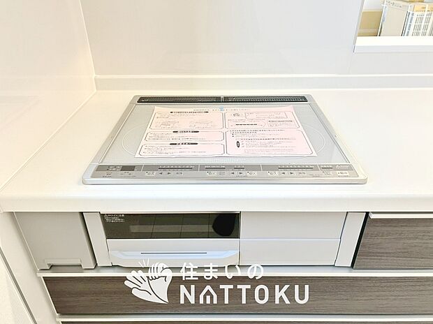 【ビルトインコンロ】フラットな構造で清掃性が高く、過熱防止センサー付３口タイプで日頃の家事も快適です。