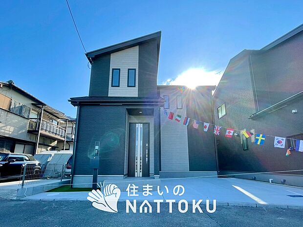 【現地写真（外観）【B号地】】軽くて火災に強い屋根材を採用し、地震時の建物への負担や揺れを軽減しています。