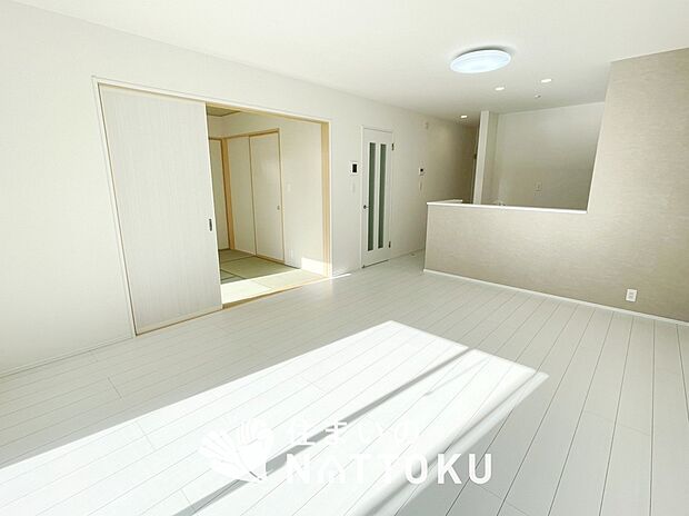 【現地写真（リビング）】フローリング材には、木目、色調など木材特有の風合いがあり、ナチュラルな美しさになっています。