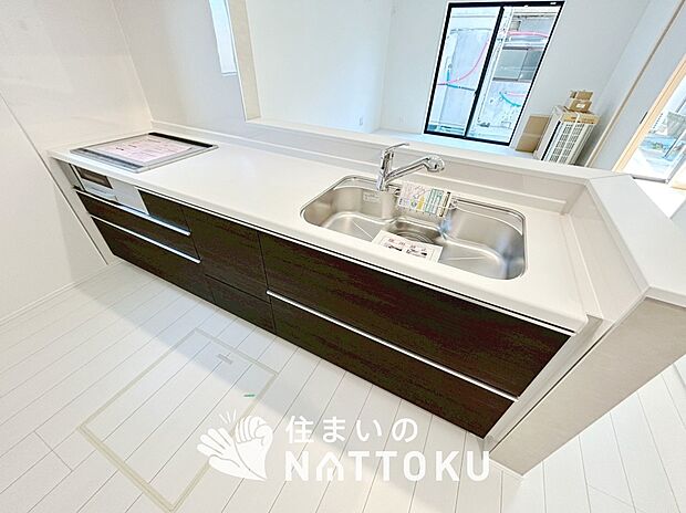 【現地写真（キッチン）】収納たっぷりのシステムキッチン、浄水器付水栓を標準装備しています。