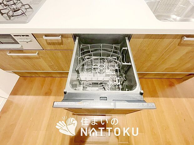 【食器洗い乾燥機】食後の時間にゆとりを与えてくれる食器洗い乾燥機。
操作ボタンも上面にあるので、腰をかがめずに操作ができラクラクです。
