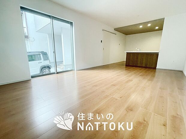 【現地写真（リビング）】フローリング材には、木目、色調など木材特有の風合いがあり、ナチュラルな美しさになっています。