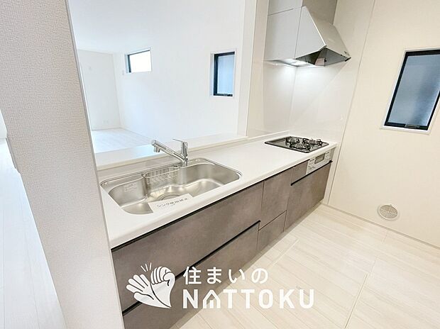 【現地写真(キッチン)】収納たっぷりのシステムキッチン、浄水器付水栓を標準装備しています。