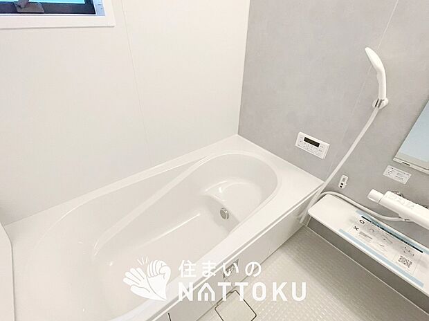 【現地写真(浴室)】浴室暖房乾燥機付き。1坪タイプで広々です。