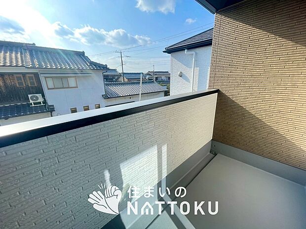 【バルコニー】奥行きが広く、洗濯物をゆったりと干せる十分な広さで、家族の洗濯も捗ります。
