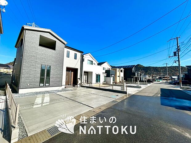 【現地写真（前道含む外観）】軽くて火災に強い屋根材を採用し、地震時の建物への負担や揺れを軽減しています。