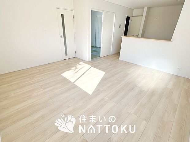 【現地写真(リビング)】フローリング材には、木目、色調など木材特有の風合いがあり、ナチュラルな美しさになっています。