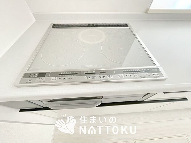 【ビルトインコンロ】フラットな構造で清掃性が高く、過熱防止センサー付３口タイプで日頃の家事も快適です。