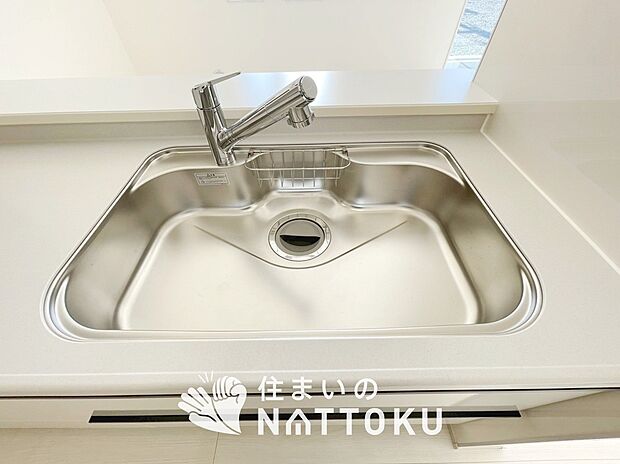 【浄水器内臓型ハンドシャワー付シンク】傷や汚れが付きにくい静音仕様の全面エンボス加工シンク。
また、蛇口の先端に浄水器を内蔵。浄水シャワーが使える毎分4リットルのたっぷり浄水。