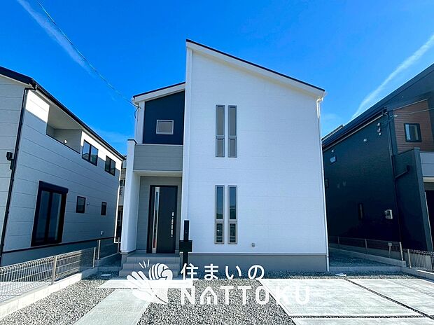 【現地写真（外観）【２号地】】軽くて火災に強い屋根材を採用し、地震時の建物への負担や揺れを軽減しています。