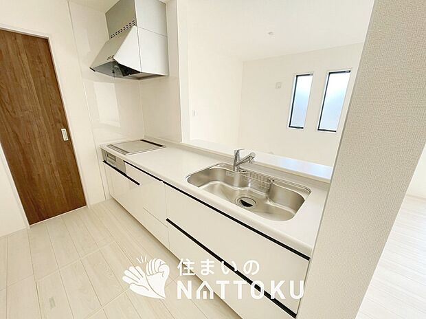 【現地写真（キッチン）】収納たっぷりのシステムキッチン、浄水器付水栓を標準装備しています。