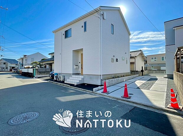 【現地写真（前道含む外観）】健康被害に配慮したもっとも安全性の高い建材を採用し、シックハウス対策をしております。