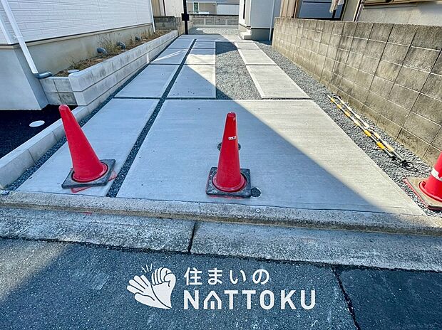 【現地写真（駐車場）】駐車スペースが広く、運転が苦手な方も安心です。