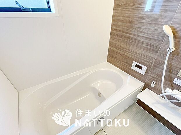 【現地写真（浴室）】浴室暖房乾燥機付き。１坪タイプで広々です。