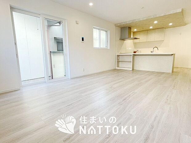 【現地写真(リビング)】フローリング材には、木目、色調など木材特有の風合いがあり、ナチュラルな美しさになっています。