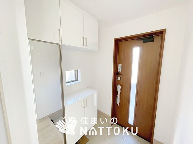 【現地写真(玄関)】玄関には、大型のシューズ収納を設置しています。