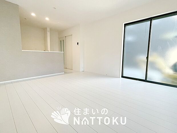 【現地写真(リビング)】フローリング材には、木目、色調など木材特有の風合いがあり、ナチュラルな美しさになっています。