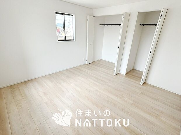 【現地写真(寝室)】木目の美しさを際立たせるシンプルデザインの建具を使用しています。