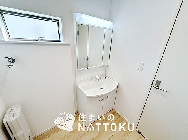 【洗面台・洗面所】鏡の両サイドは、必要なものを取出しやすく、大きな鏡面で朝の準備も快適。
使いやすいリフトアップ機能付きのシングルレバーシャワー水栓付です。