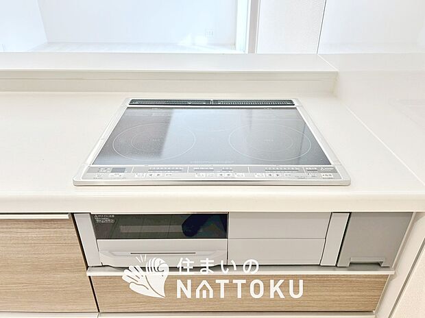 【ビルトインコンロ】フラットな構造で清掃性が高く、過熱防止センサー付3口タイプで日頃の家事も快適です。