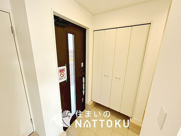 【現地写真(玄関)】玄関には、大型のシューズ収納を設置しています。