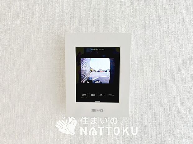 【TVモニター付インターホン】手放し通話ができ、送話表示灯で送話・受話状態が確認できます。
映像と音声で玄関先の様子をチェックできるモニター機能や、夜間の訪問者の顔も確認できるLEDライトを装備しています。