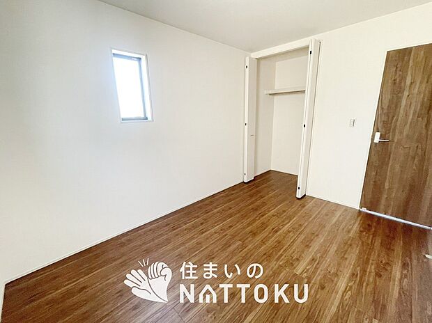 【現地写真(寝室)】木目の美しさを際立たせるシンプルデザインの建具を使用しています。