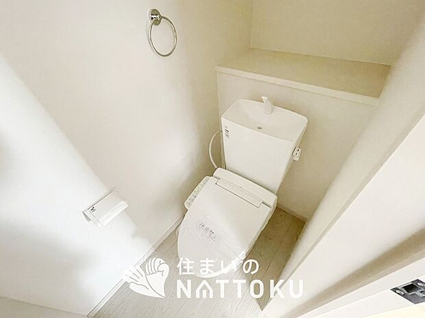 【トイレ】汚れてもサッとひと拭きでお手入れ簡単、エコ仕様の温水洗浄便座付きのトイレです。
バリアフリーにも配慮しています。