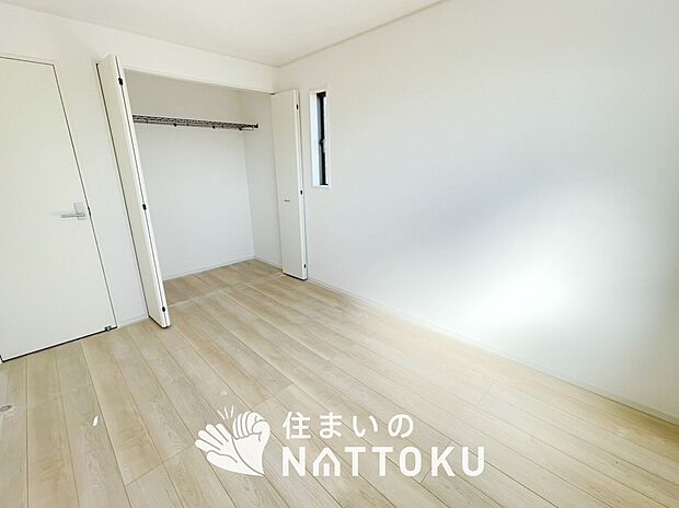 【現地写真(洋室)】木目の美しさを際立たせるシンプルデザインの建具を使用しています。