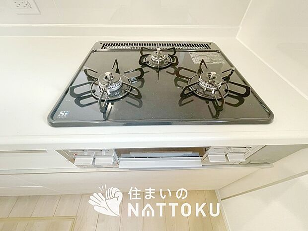 【ビルトインコンロ】フラットな構造で清掃性が高く、過熱防止センサー付3口タイプで日頃の家事も快適です。