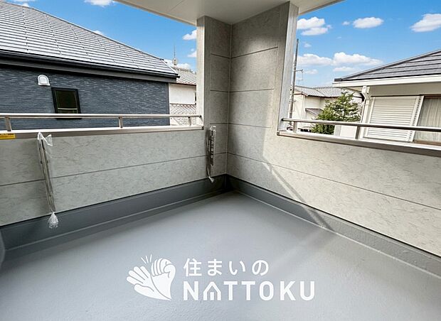 【バルコニー】奥行きが広く、洗濯物をゆったりと干せる十分な広さで、家族の洗濯も捗ります。