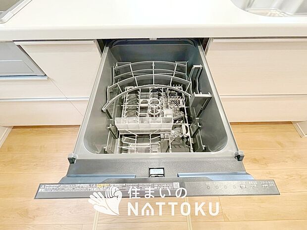 【食器洗い乾燥機】食後の時間にゆとりを与えてくれる食器洗い乾燥機。
操作ボタンも上面にあるので、腰をかがめずに操作ができラクラクです。