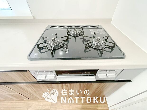 【ビルトインコンロ】フラットな構造で清掃性が高く、過熱防止センサー付3口タイプで日頃の家事も快適です。