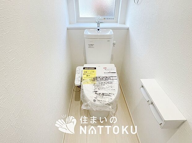 【トイレ】汚れてもサッとひと拭きでお手入れ簡単、エコ仕様の温水洗浄便座付きのトイレです。
バリアフリーにも配慮しています。