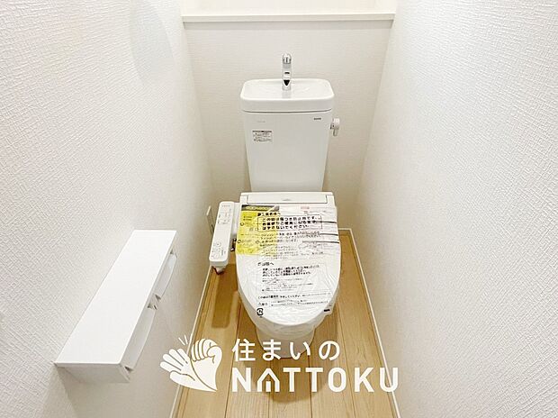 【トイレ】汚れてもサッとひと拭きでお手入れ簡単、エコ仕様の温水洗浄便座付きのトイレです。
バリアフリーにも配慮しています。