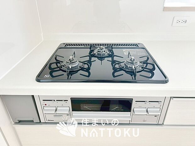 【ビルトインコンロ】フラットな構造で清掃性が高く、過熱防止センサー付3口タイプで日頃の家事も快適です。